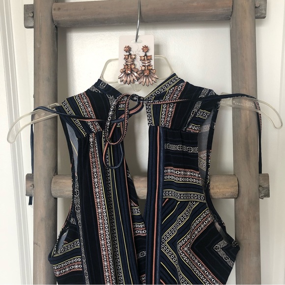 BCBGENERATION Low cut front and back bodysuit SZ XS - Picture 7 of 12